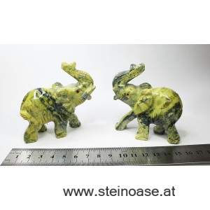 Elefant aus Serpentin / Jade